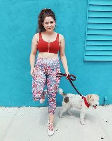 女网红恶犬露背毛衣,女网红挑战露背毛衣新潮流